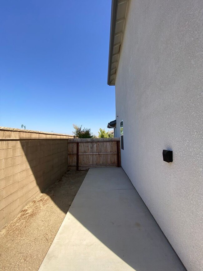 Building Photo - Corner lot Woodside Home in NW Visalia com...