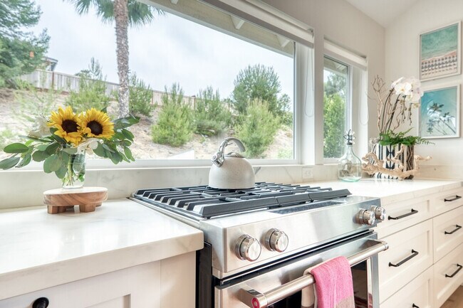 Building Photo - 727 Sonrisa St