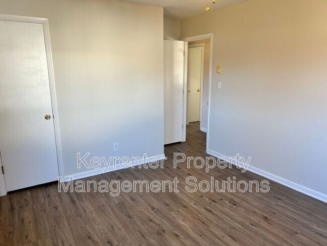 Building Photo - 26 Whiteoak Cir