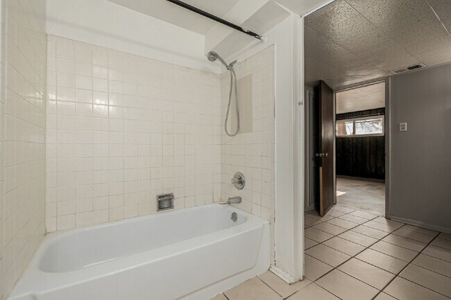 Building Photo - Great 3 Bed 3 Bath Hilltop Home for rent.