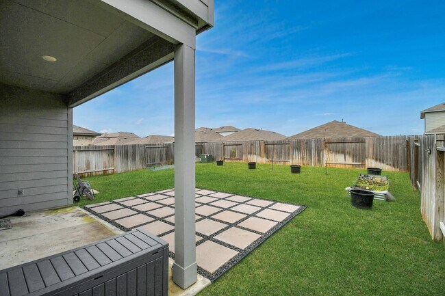 Building Photo - 5443 Pinetree Cres Ln