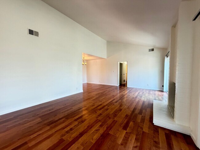 Building Photo - 3555 Magnolia Dr