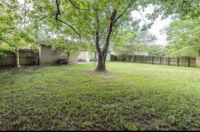 Building Photo - 1415 Holik Dr