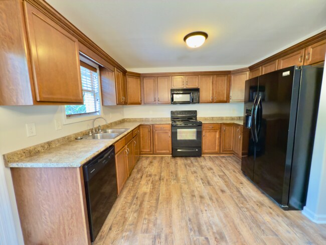 Building Photo - 638 Hidden Valley Dr