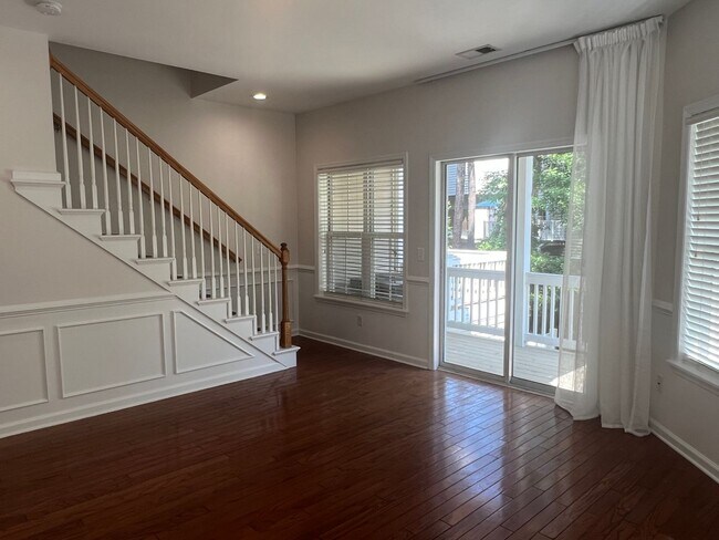 Building Photo - Beautiful Home, Mid-Island in Yacht Cove!