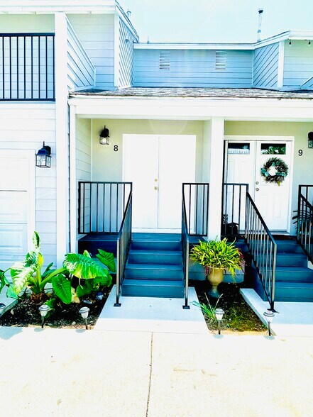 Primary Photo - 2104 Raymond Ave