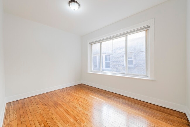 Building Photo - 7831 S Kingston Ave