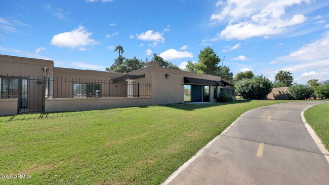 Building Photo - 7500 N Vía Camello Del Sur