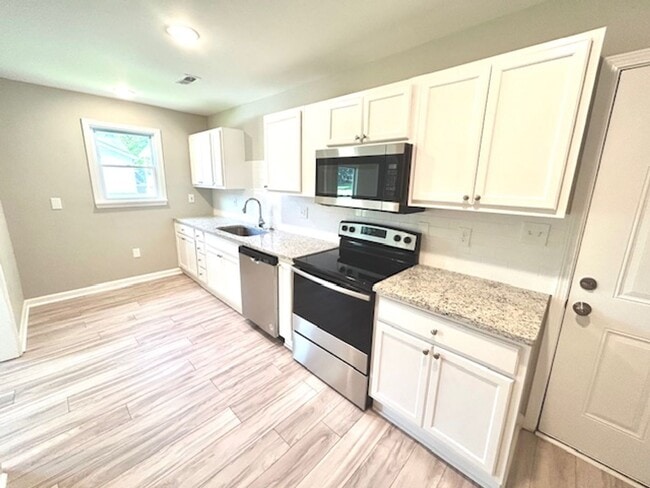 Building Photo - Charming 2 Bedroom Home in North Huntsvill...