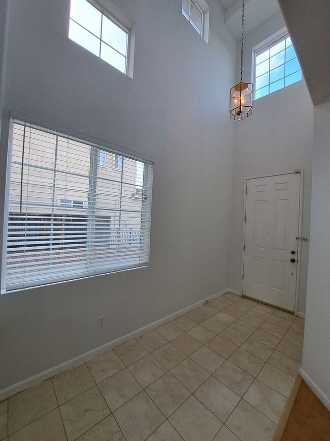 Building Photo - Expansive 3 bedroom/2.5 Bath Home in Corde...