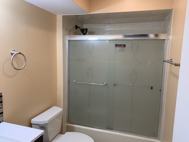 Building Photo - 64 Bond St