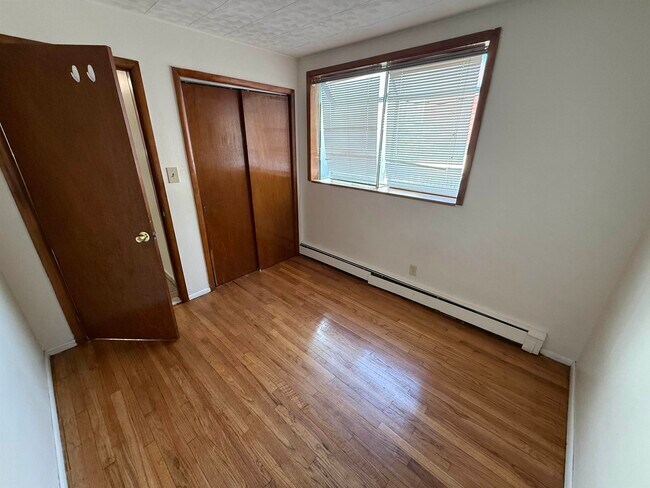 Building Photo - 36 W 9th St