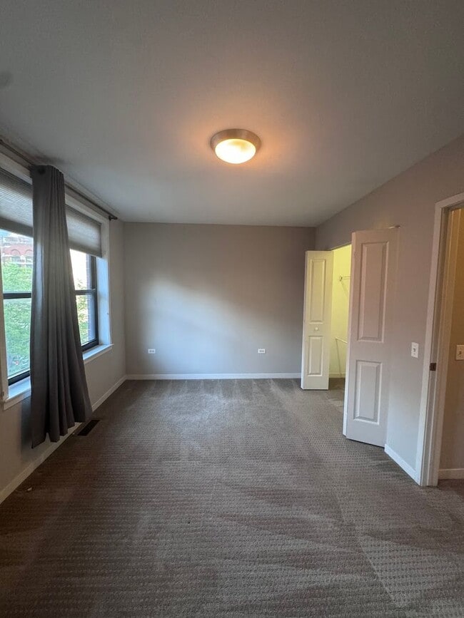 Building Photo - Modern 3BD/3BA Townhome Near North side wi...