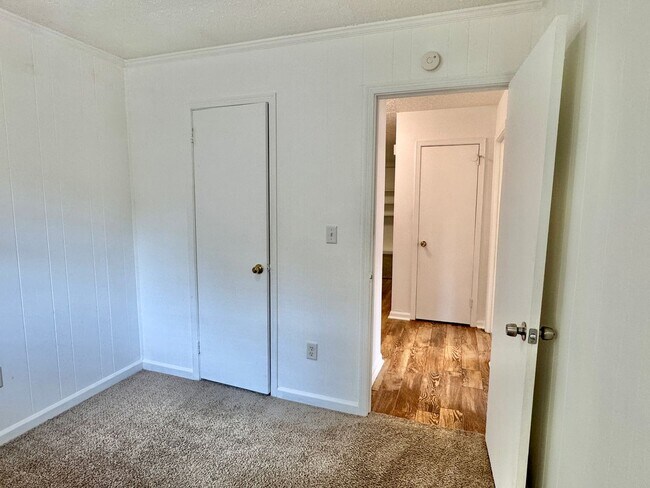 Building Photo - Cozy Meets Spacious: 4BR/2BA with Bonus Den & Patio