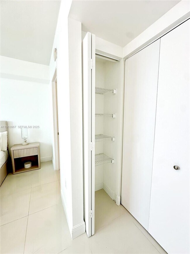 Building Photo - 1861 NW S River Dr