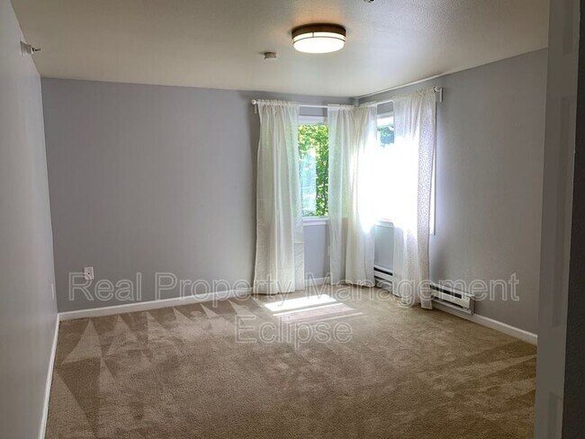 Building Photo - 700 Front St S