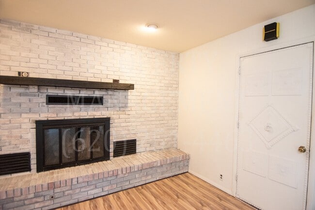 Building Photo - 4 Bedroom 2 Bath