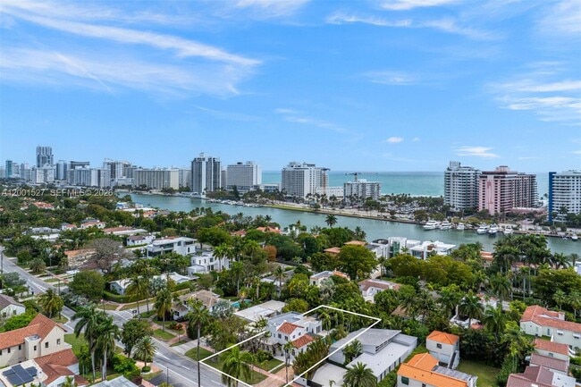 Building Photo - 5237 La Gorce Dr