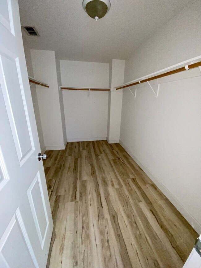 Building Photo - 4 bedroom close to freeway, parks and shopping