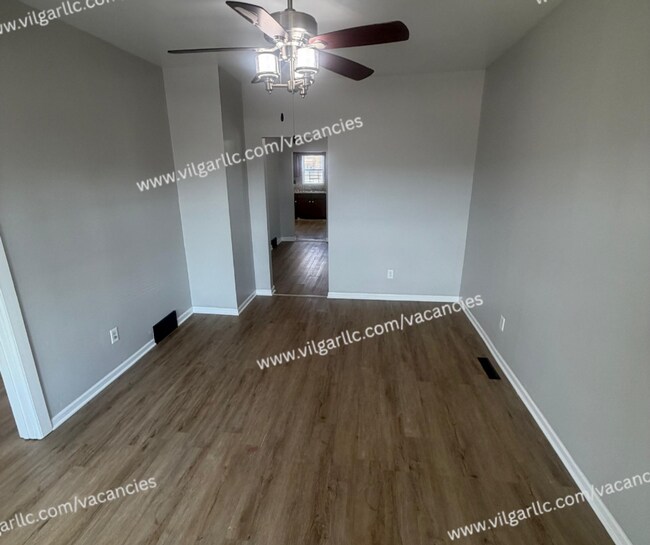 Building Photo - 4727 Sheffield Ave