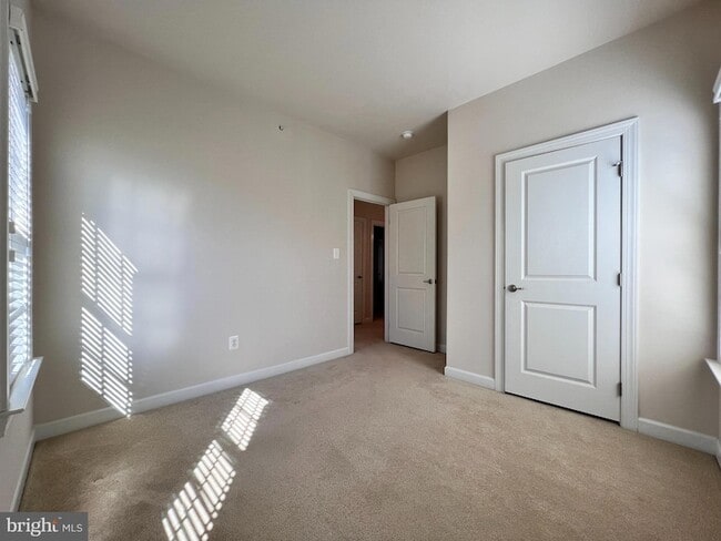 Building Photo - 376 Parkview Ave