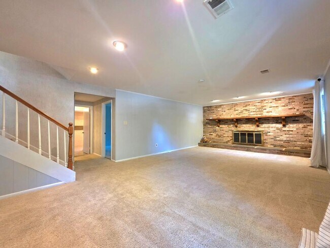 Building Photo - 2215 Collingwood Rd
