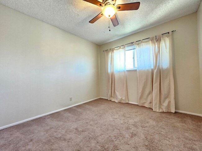 Building Photo - Charming Condo With Pool Access!