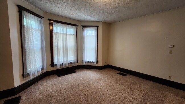 Building Photo - 2173 Indianola Ave