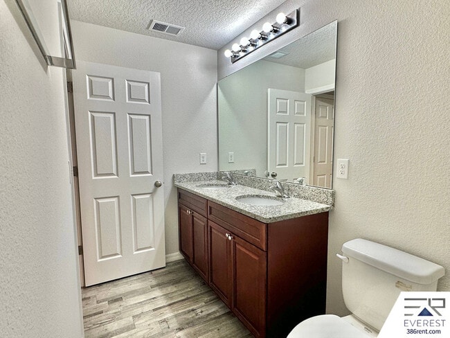 Building Photo - 10 Ryall Ln