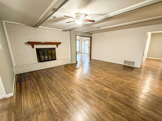 Building Photo - 4 Bedroom, 2 Bathroom Home in Woodway, TX!