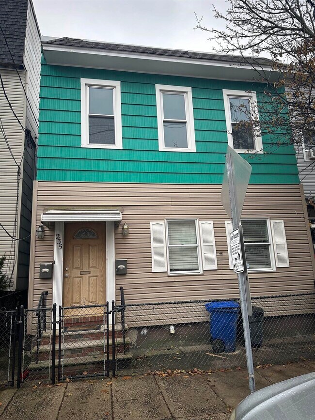 Building Photo - 235 Griffith St