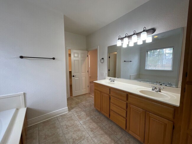 Building Photo - Spacious 4 Bedroom 2 bathroom House in Bella Vista READY FOR RENT *LIMITED OFFER