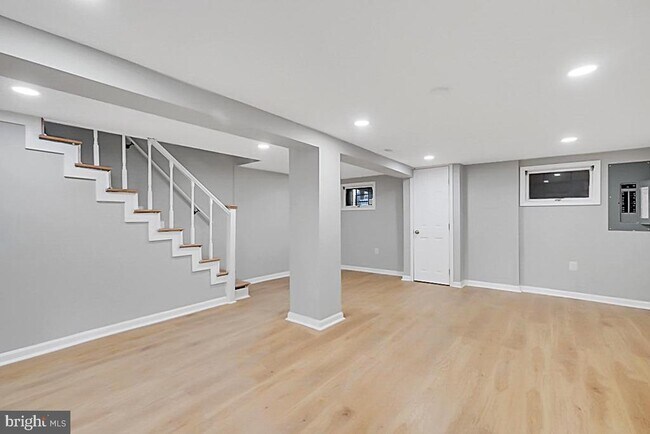 Building Photo - 727 Otis Pl NW