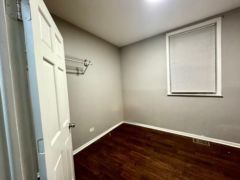 Building Photo - 2228 W 18th Pl