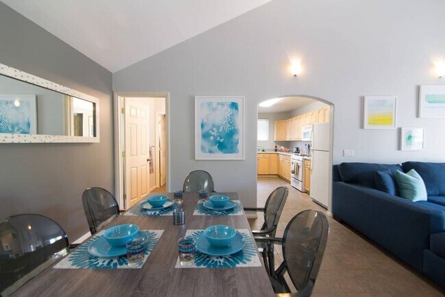 Building Photo - Gorgeous Upstairs unit with downtown view private deck