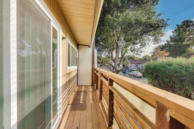 Building Photo - 22555 Linden St