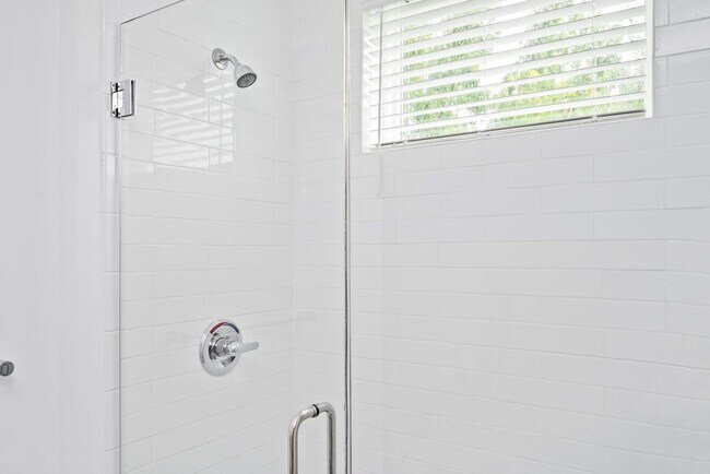 Building Photo - 542 Boulevard NE