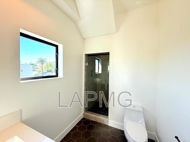 Building Photo - 3414 London St