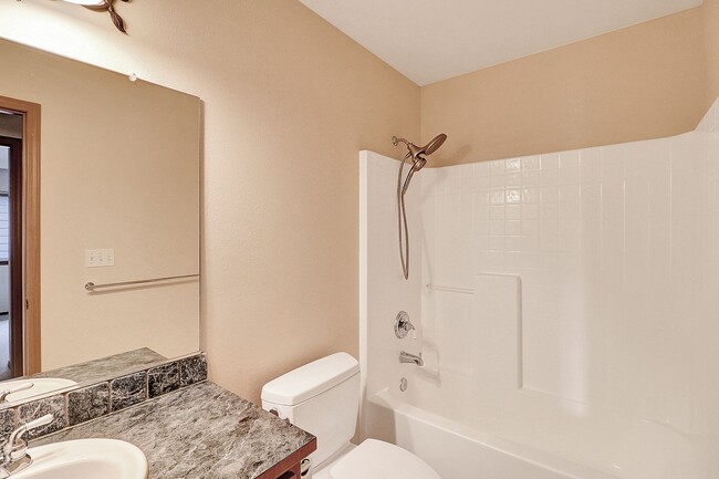 Building Photo - 2 Bed 2 Bath w/Large Office - Penn Cove Vi...