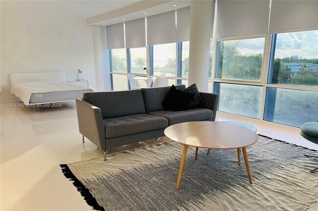 Building Photo - 900 Bay Dr