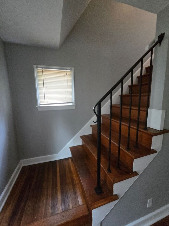 Building Photo - 3 BEDROOM SINGLE FAMILY