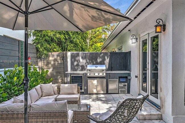 Building Photo - 1002 10th St