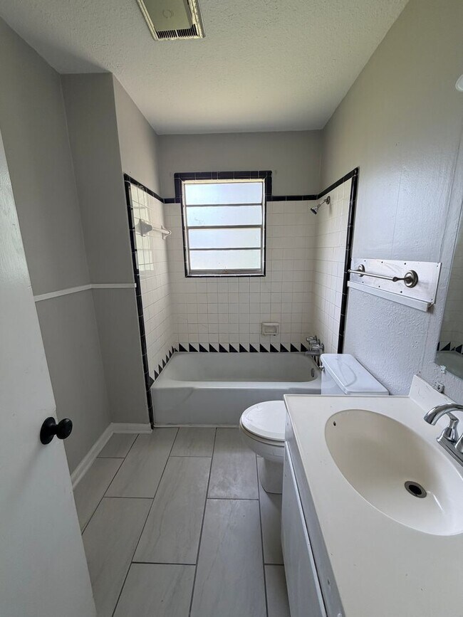 Building Photo - Recently remodeled South Bossier 2/1 Home