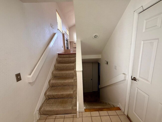 Building Photo - 537 Canyon View Dr