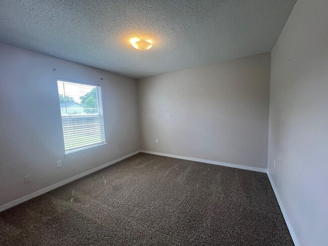 Building Photo - 275 Limestone Cir
