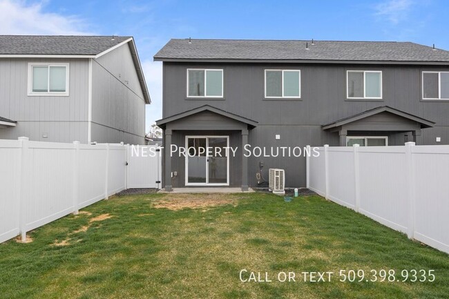 Building Photo - 3 Bed, 2.5 Bath Duplex, WSG and Landscapin...