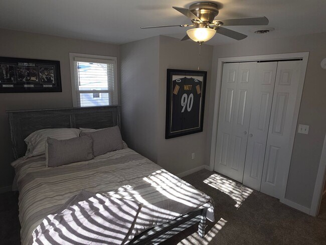 Building Photo - Updated 3-Bedroom Single- Family Home in Fox Point