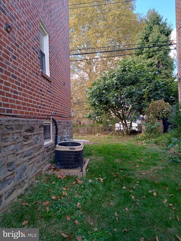 Building Photo - 66 Suburban Ln