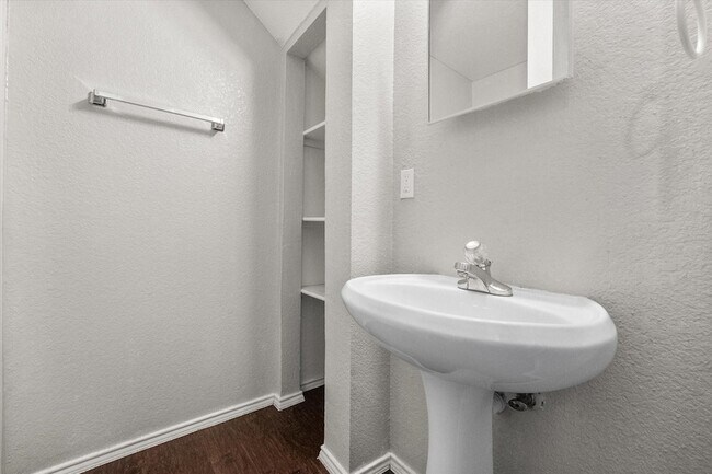 Building Photo - 404 Kings Way Dr