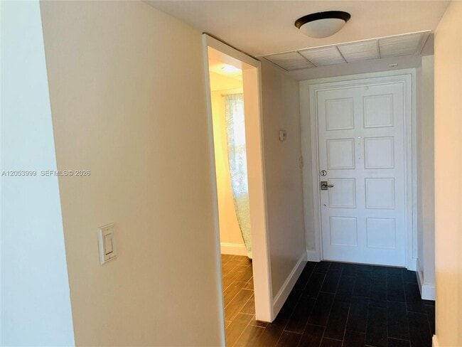 Building Photo - 2850 N Palm Aire Dr
